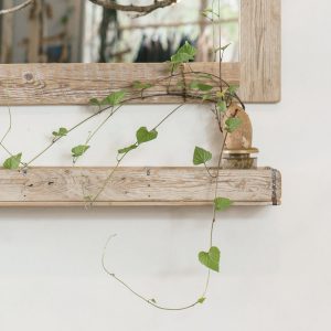 מדף מיוחד מעץ מפירוקים | Salvage Wood Shelf