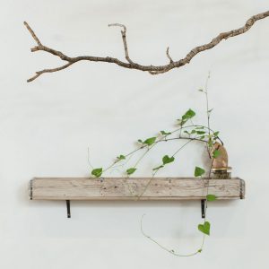 מדף מיוחד מעץ מפירוקים | Salvage Wood Shelf