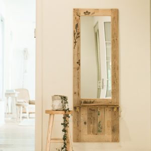 מראה רקומה בעבודת יד | Recycled Wood Mirror