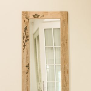 מראה רקומה בעבודת יד | Recycled Wood Mirror