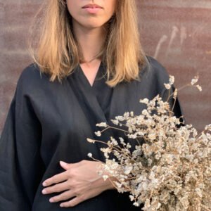 קימונו פשתן בגוון פחם | The Be Longing Linen Kimono