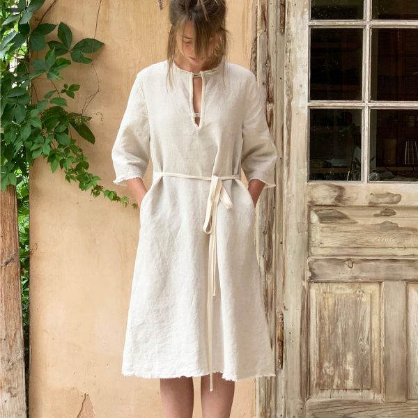 שמלת פשתן בהירה | The Light Linen Dress
