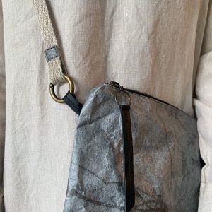 תיק 'טוקיו' | Tyvek Cross-body Clutch Bag